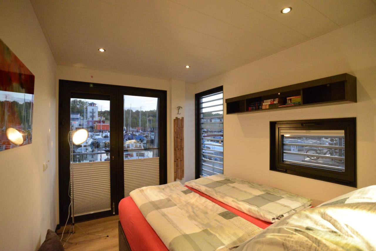 Hausboote Und Ferienhaeuser Marina Muecheln Mucheln Exterior photo