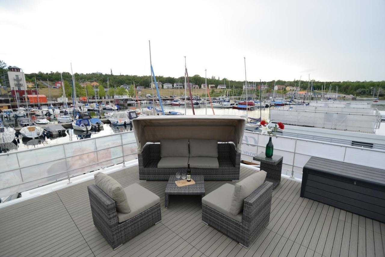 Hausboote Und Ferienhaeuser Marina Muecheln Mucheln Exterior photo