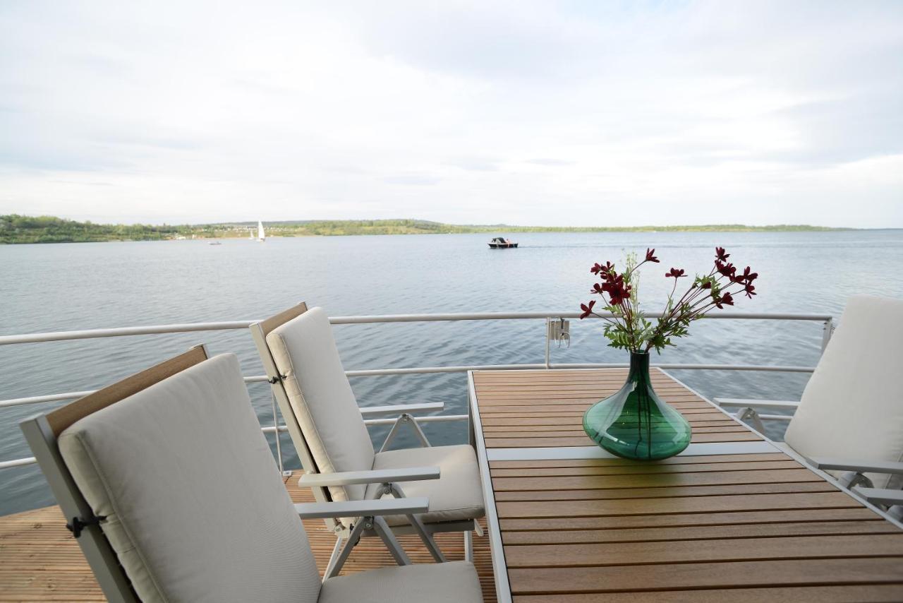 Hausboote Und Ferienhaeuser Marina Muecheln Mucheln Exterior photo