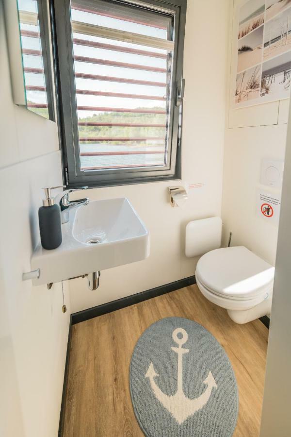 Hausboote Und Ferienhaeuser Marina Muecheln Mucheln Exterior photo