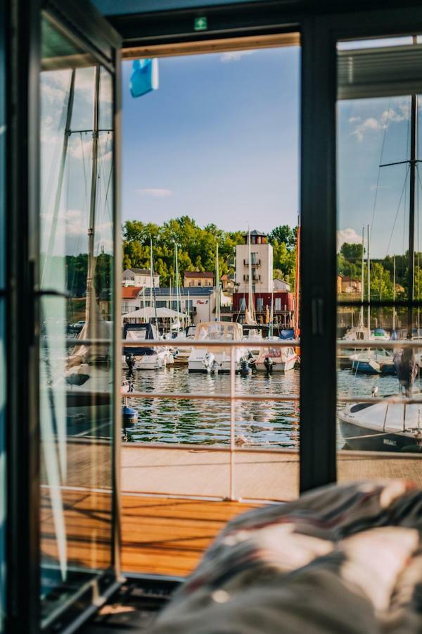 Hausboote Und Ferienhaeuser Marina Muecheln Mucheln Exterior photo