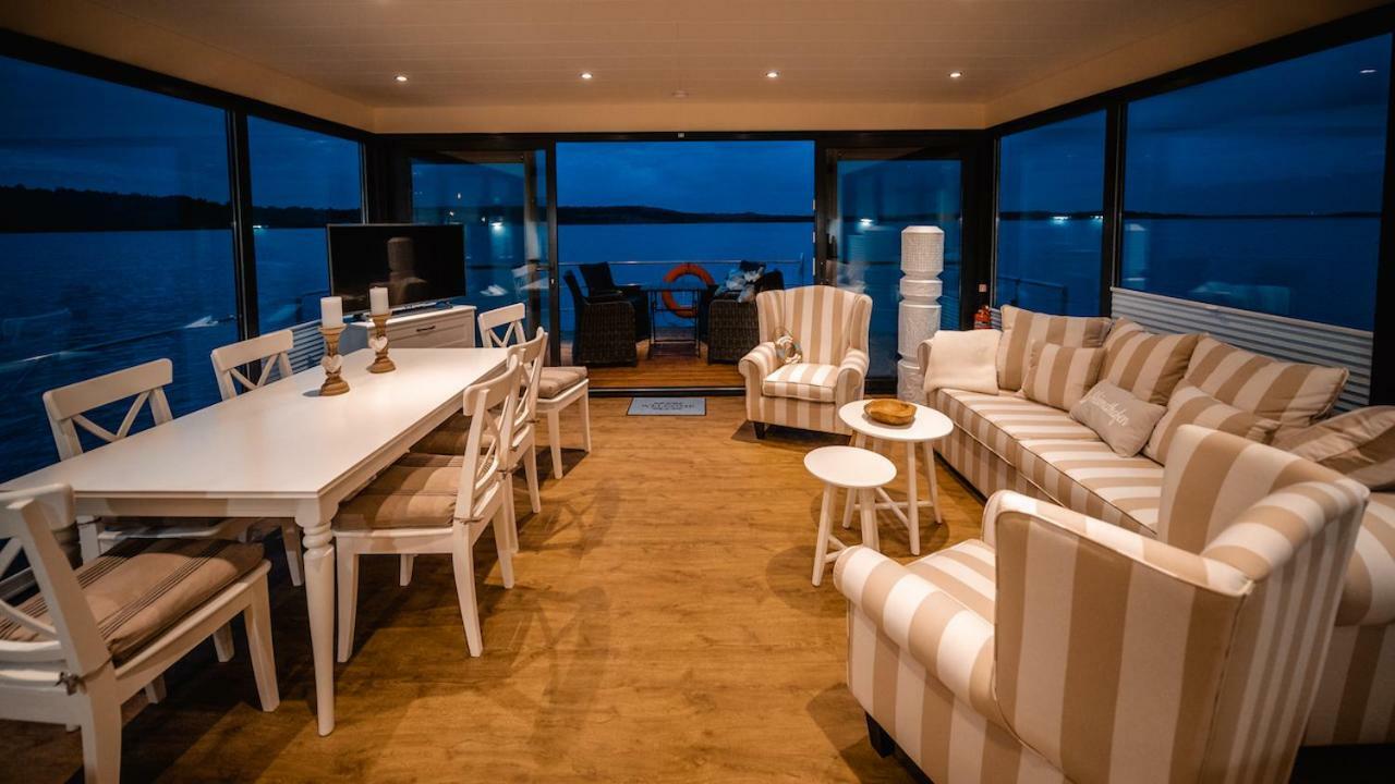 Hausboote Und Ferienhaeuser Marina Muecheln Mucheln Exterior photo