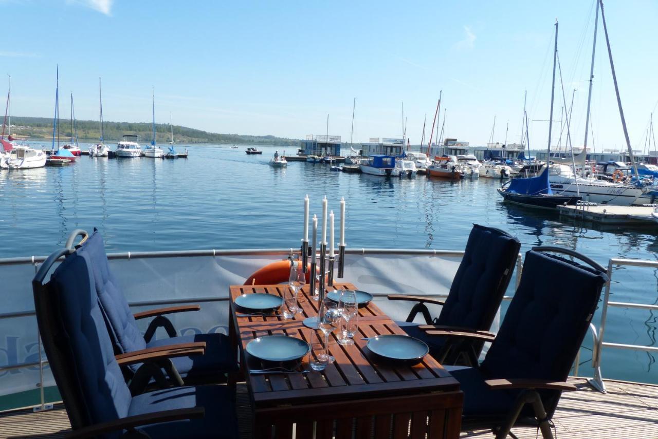 Hausboote Und Ferienhaeuser Marina Muecheln Mucheln Exterior photo
