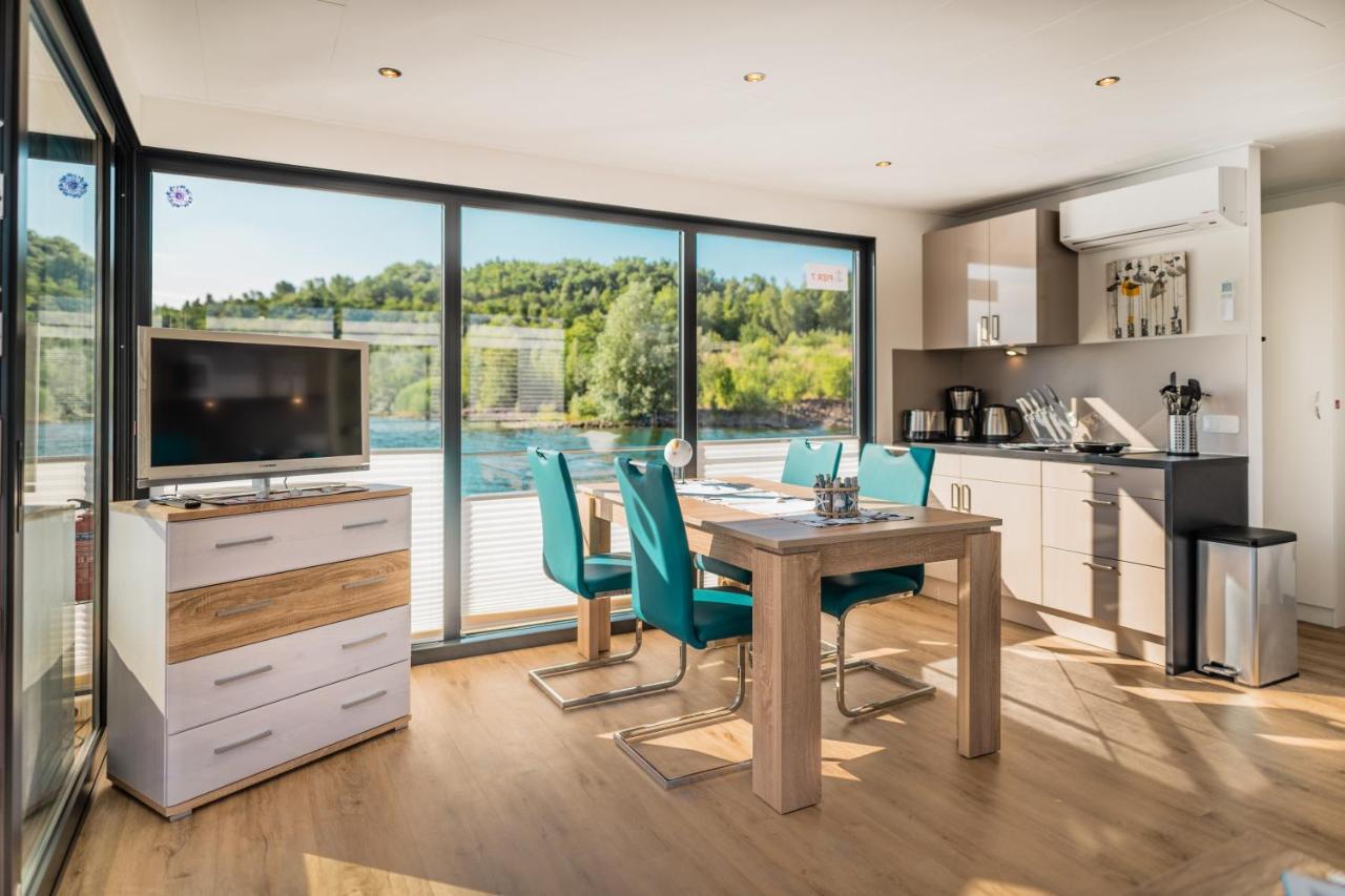Hausboote Und Ferienhaeuser Marina Muecheln Mucheln Exterior photo