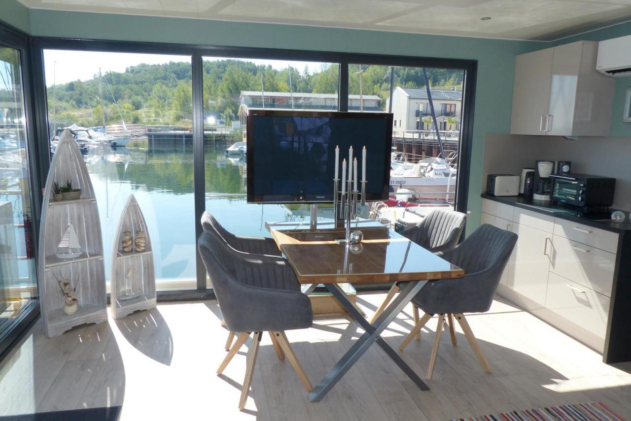 Hausboote Und Ferienhaeuser Marina Muecheln Mucheln Exterior photo
